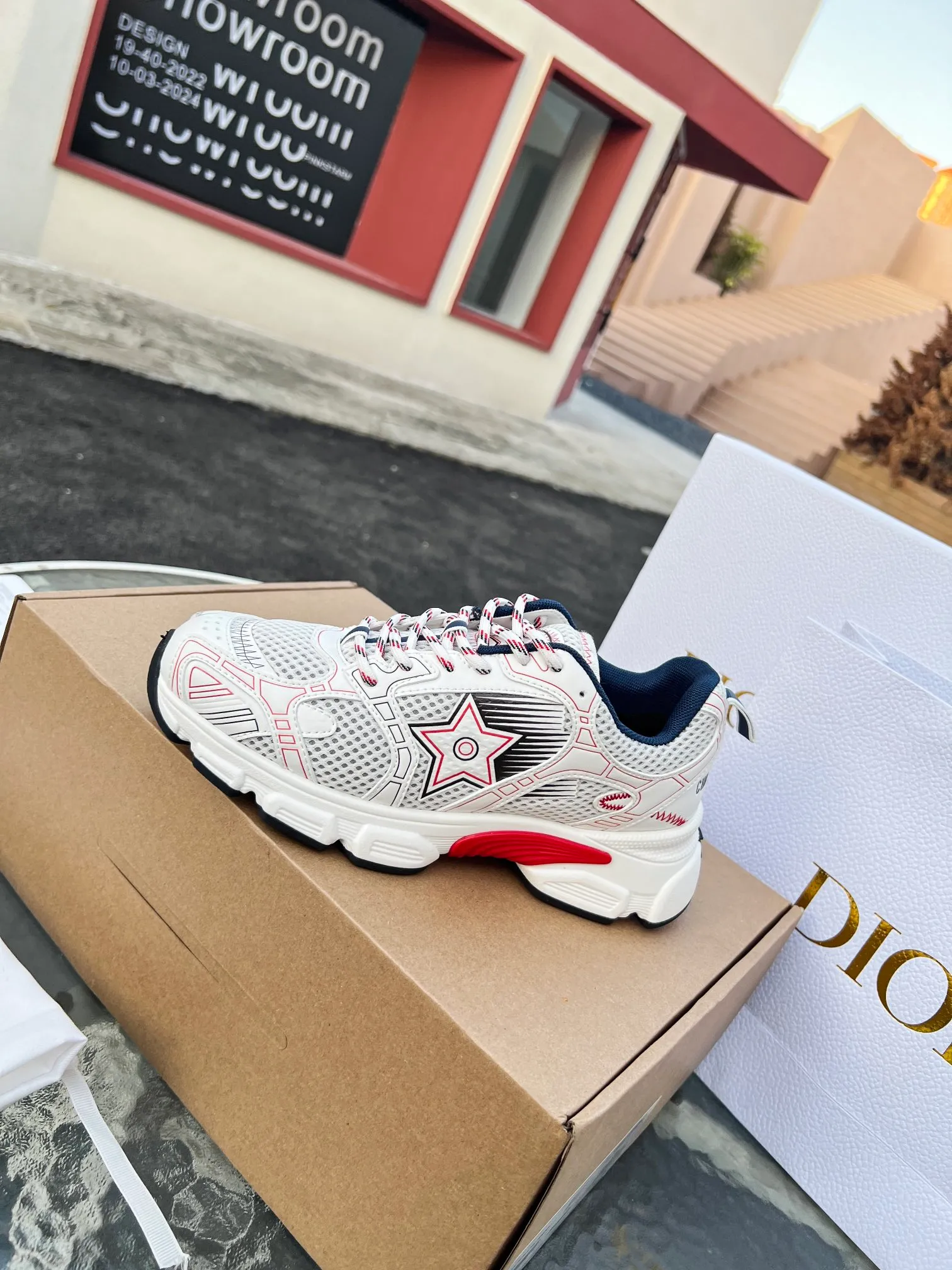 👟👟Ex-factory price 600👟👟 High version couple model🍸 Dior Dior | 2024 ˢˢDilraba, many stars have the same style. L’s 2024 spring and summer new products. The latest popular Chrono series, thick-soled mesh color-blocking running shoes, dad shoes, casual sports shoes series〰 Original purchase, development and production👍🏻This Dior Chrono sneaker is made of white and black mesh fabric with leather effect panels. The CD logo on both sides, the star patch on the tongue and the Dior logo on the heel, many details highlight the style. The two-tone laces, lightweight sole and star embellishment allow for a casual look all year round, complementing a variety of casual or elegant pieces. ♺Upper: Original imported first-layer cowhide + mesh ♺Inner lining: Original customized breathable lining ♺Outsole: Original molded EVA super light and super soft outsole ♺Heel height: 4.5cm ♺Size: Female 35-41 Male 39-45 (Female 40.41 Male 45 customized)